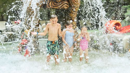 Drei Kinder werden in Trolldal mit Wasser begossen