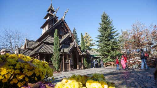 Stabskirche im Europa-Park im Herbst
