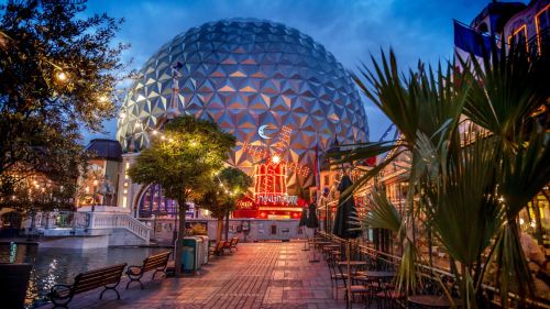 Der Französische Themenbereich im Europa-Park mit stimmungsvoller abendlicher Beleuchtung.