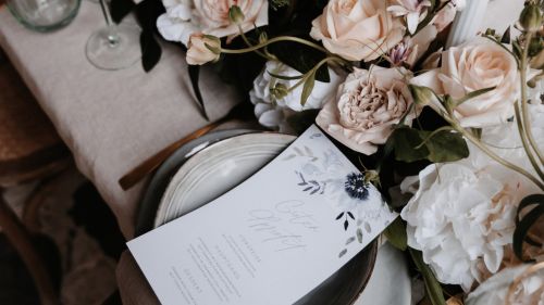Tafeldecoratie met bloemen voor een bruiloft in het Europa‑Park Resort.