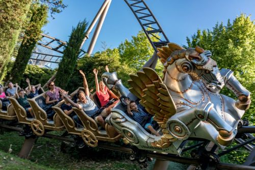 Familie auf der Attraktion Pegasus – die YoungStar Achterbahn im Europa-Park. 