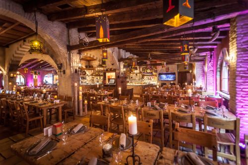 Mittelalterlich gestalteter Innenbereich des Restaurants Castillo mit vielen Sitzmöglichkeiten. 