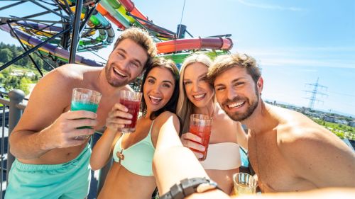 Freundesgruppe in Rulantica, die mit einem Cocktail anstoßen