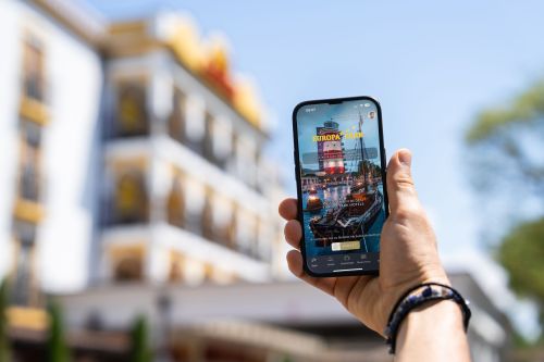 Handy mit der Hotels App geöffnet