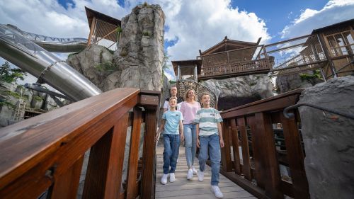 Eine Familie entdeckt den Yomi Abenteuer Trail im Themenbereich Österreich des Europa-Park. 