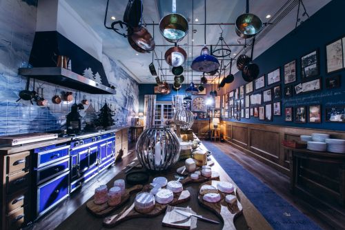 Die maritim dekorierte Restaurantküche des Erlebnishotels "Bell Rock" im Europa-Park Erlebnis-Resort während einer Küchenparty.