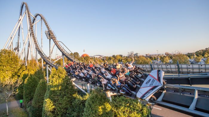 Die rasante Abfahrt des Silver Star über den Parkplatz des Europa-Park.