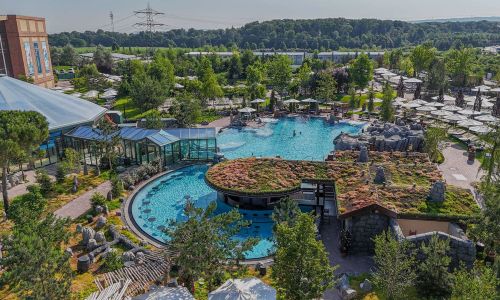 Luftaufnahme der Wasserwelt Rulantica. Zu sehen ist der große Outdoor-Pool Svømmepøl.