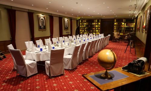 De tafels in conferentieruimte Harvard in het themahotel ‘Bell Rock’ zijn tot één lange tafel samengevoegd.
